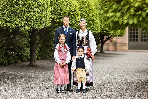 Hertigparet av Västergötland, Hertiginnan av Östergötland och Hertigen av Skåne fotograferade på Logården på Kungliga slottet inför Sveriges nationaldag. 