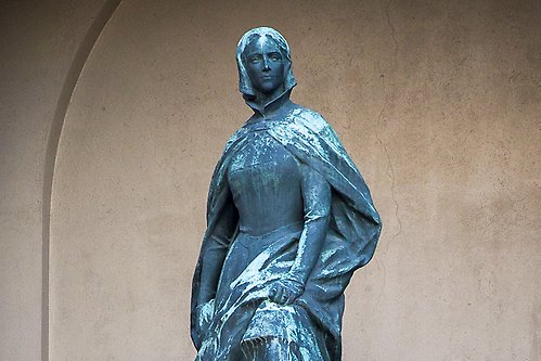 Staty av Kristina Gyllenstierna, skapad av bildhuggaren Teodor Lundberg, på Kungliga slottets yttre borggård.