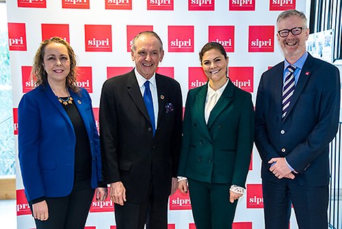 Kronprinsessan tillsammans med SIPRI:s ledning: biträdande chef Sigrún Rawet, ordförande Jan Eliasson samt chef för SIPRI Dan Smith.