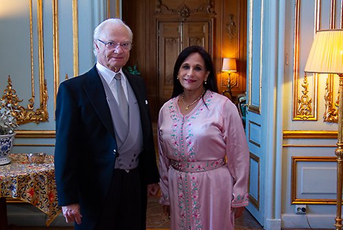 Kungen tillsammans med Marockos ambassadör Amina Bouayach vid dagens avskedsaudiens på Kungliga slottet. 