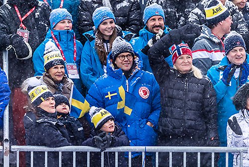 Drottningen, Kronprinsessfamiljen och norska Kronprinsfamiljen tittar tillsammans på damernas alpina kombination. 