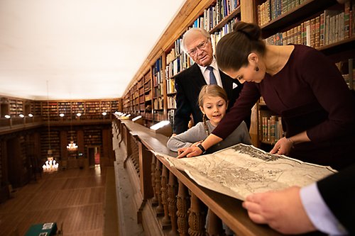 I Bernadottebiblioteket finns bland annat stora samlingar böcker, fotografier och kartor. Här beser Kungen, Kronprinsessan och Prinsessan Estelle en karta över Florens stadsplan från år 1818. 