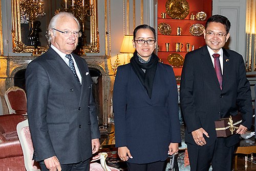 Kungen, Prinsessan Gusti Kanjeng Ratu Mangkubumi och ambassadör Bagas Hapsoro. 