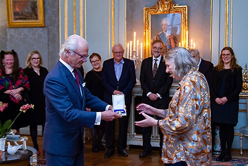 Textilkonstnär Margareta Hallek tar emot Prins Eugen-medaljen av Kungen vid dagens ceremoni på Kungliga slottet. 