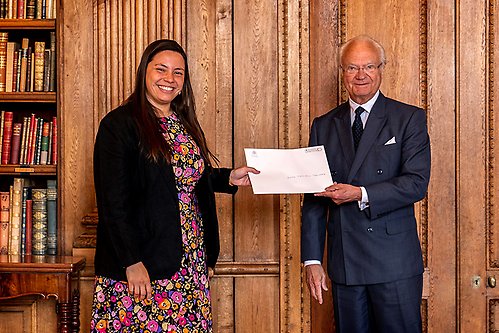 Fil dr Julia Valentim Tavares vid Uppsala universitet fick ta emot stipendium av Kungen för forskning om ”Klimatförändringens effekter på Amazonas översvämningsskogar”.