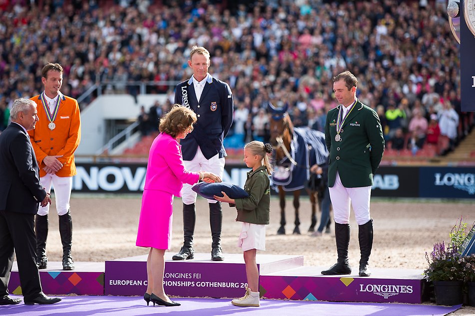 Drottningen delar ut guldmedaljen till Peder Fredricson som tillsammans med All In blev Europamästare i hoppning. Harrie Smolders, Nederländerna, blev silvermedaljör och Cian O'Connor, Irland, bronsmedaljör. 