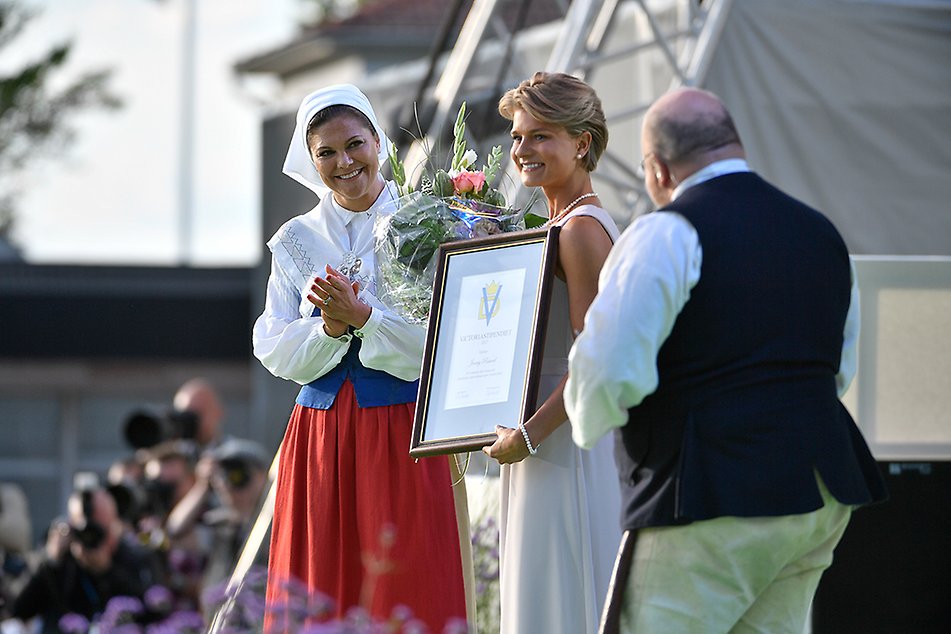 Victoriastipendiaten Jenny Rissveds tar emot stipendium av Kronprinsessan.