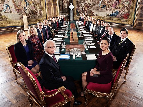 Kungen, Kronprinsessan och riksdagens talman tillsammans med den nya regeringen i Konseljsalen på Kungliga slottet. 
