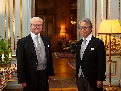 Kungen tillsammans med ambassadör Shigeyuki Hiroki i Prinsessan Sibyllas våning på Kungliga slottet. 