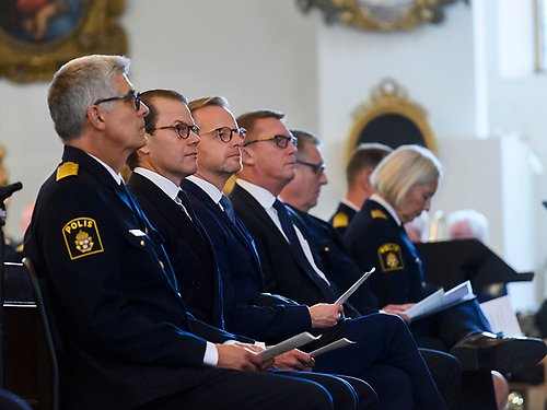 Prins Daniel under ceremonin i Kungsholms kyrka med, från vänster, rikspolischef Anders Tornberg, statsrådet Mikael Damberg och dåvarande säkerhetspolischefen Klas Friberg. 