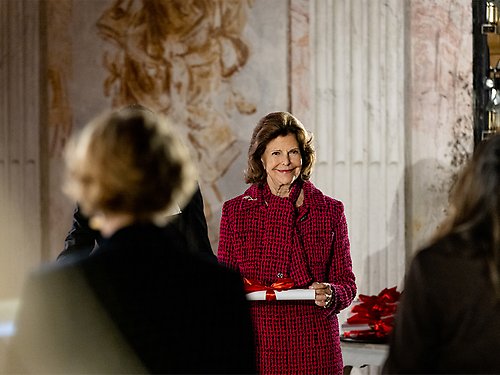 Drottningen vid diplomeringsceremonin på Drottningholms slottsteater.