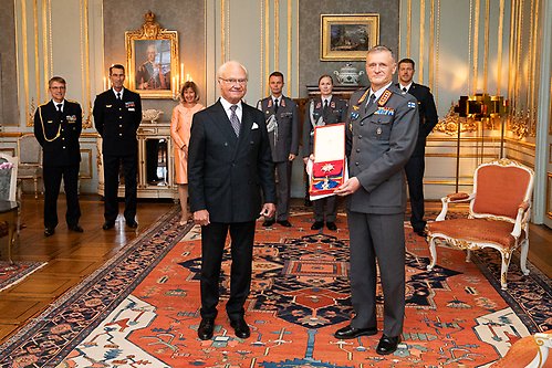 Kungen och general Timo Kivinen som mottagit Nordstjärneorden vid ceremonin på Kungliga slottet. 