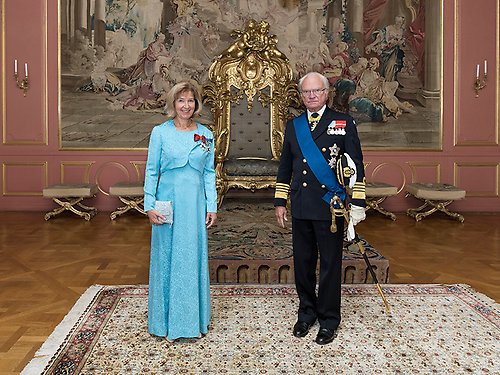 Ambassadör Maimo Henriksson från Finland välkomnas av Kungen, som under audiensen bar Finlands Vita Ros ordens storkors. 