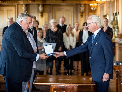 Författare och professor Leif GW Persson tar emot sin medalj för framstående folkbildande insatser som kriminolog.