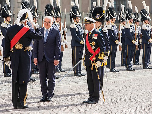 Kungen och Tysklands förbundspresident Frank-Walter Steinmeier inspekterar hedersvakten under välkomstceremonin på Kungliga slottet