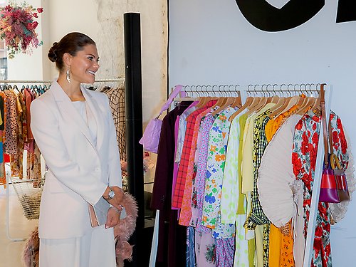 Kronprinsessan besöker Sustainable Fashion Hub under Stockholms modevecka. 