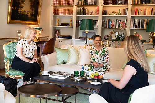 Kronprinsessan i samtal med Ulrika Modéer, FN:s assisterande generalsekreterare och chef för FN:s utvecklingsprogram UNDP:s avdelning för externa relationer och påverkansarbete, samt Caroline Åberg, UNDP Sverige.