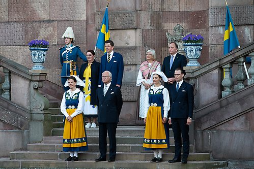 Kungaparet, Kronprinsessparet, talmansparet och statsministerparet vid Arméns musikkårs framförande av Svenska arméns stora tapto på Logården under nationaldagskvällen. 