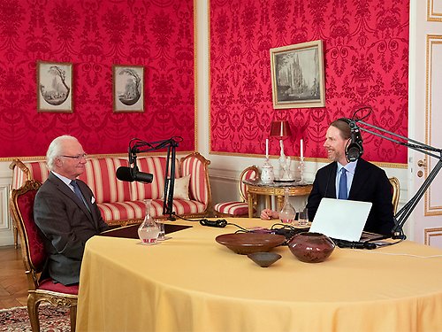 Kungen intervjuas av Värvets Kristoffer Triumf i sitt tidigare lekrum – i dag en matsal – på Kungliga slottet. 