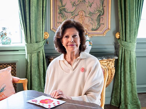 Drottningen köpte årets första majblomma digitalt från Drottningholm.