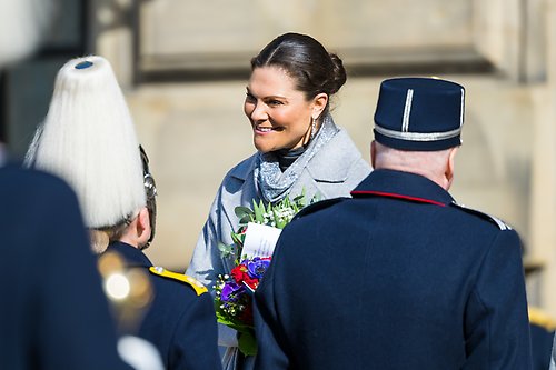 Representanter från honnörsstyrkan ur Livgardet, högvakten och musikkåren överlämnade blommor till Kronprinsessan.