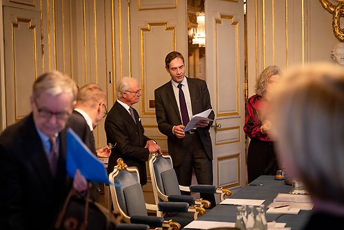 Kungen i samtal med Svenska Akademiens ständige sekreterare Mats Malm. 