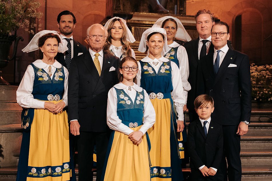 Kungafamiljen samlad vid ankomsten till Nordiska museet.
