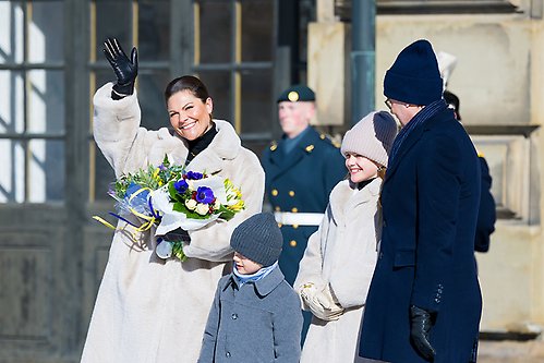 Kronprinsessan med familj vid namnsdagsfirandet på Kungl. Slottet.