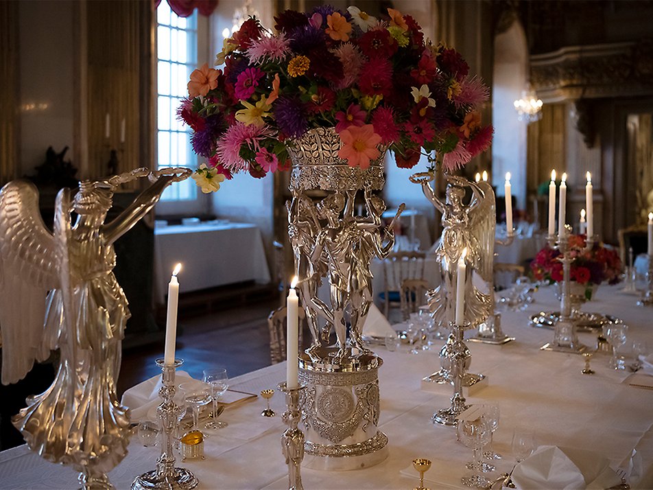 De stora prydnadsföremålen i mitten av matbordet vid H.M. Konungens officiella middagar tillhör den brasilianska servisen. Den tillkom i omgångar, men nästan alla delar är tillverkade i Paris av Jean-Baptiste Claude Odiot, respektive hans son Charles-Nicolas.