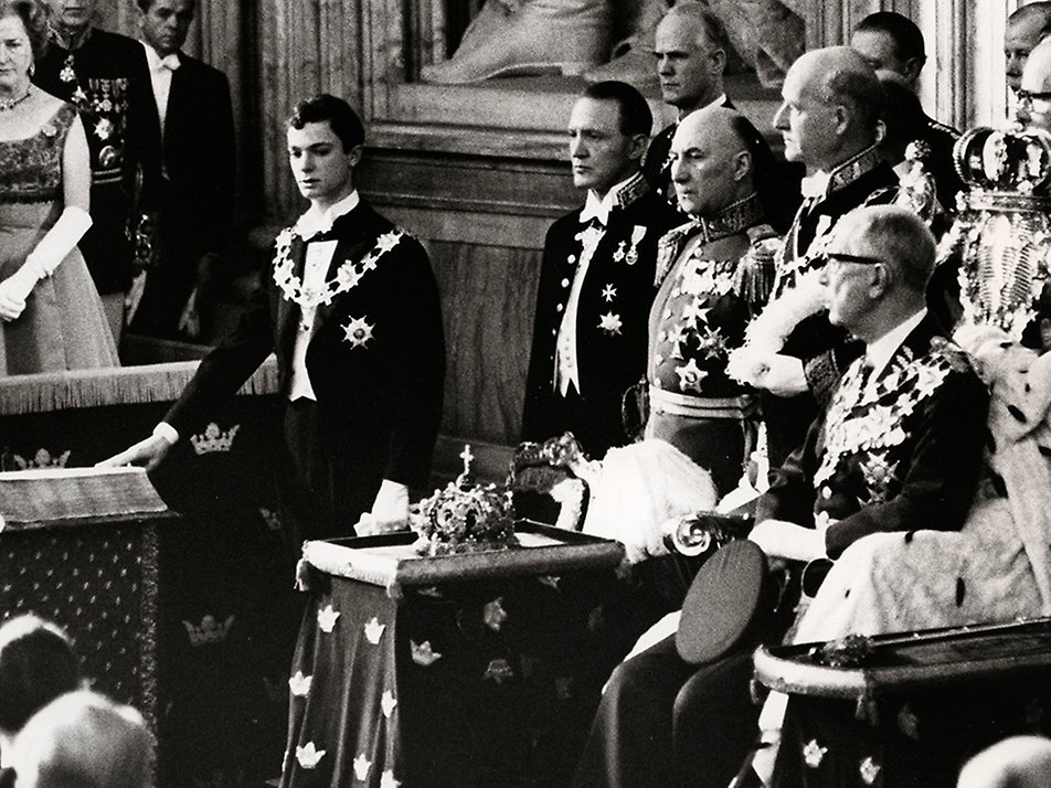 The Crown Prince swears the Oath of Allegiance in front of King Gustaf VI Adolf and the Riksdag at the Opening of the Parliamentary Session in 1965. 
