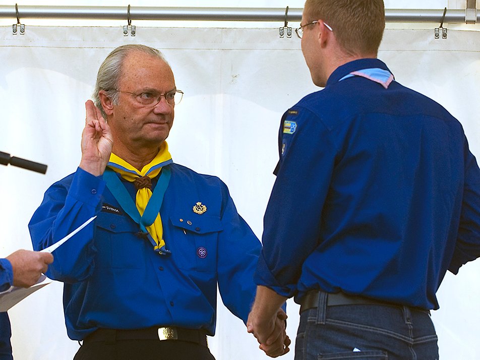 Kungen inviger en scoutstuga i Huddinge år 2006.