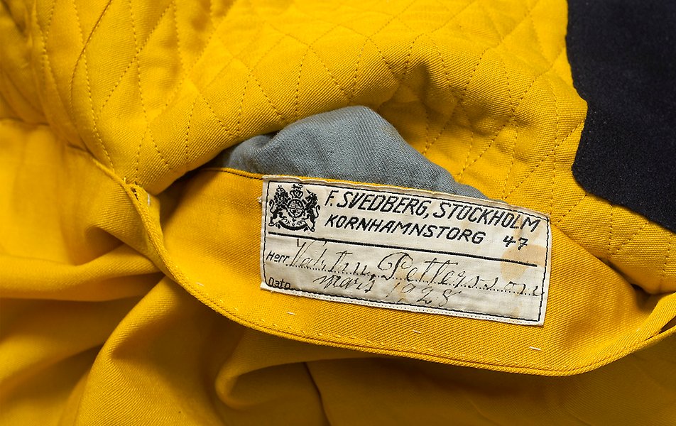 Lakejuniform, insidan av jacka. I fickan en etikett som visar tillverkare och vem som burit plagget.