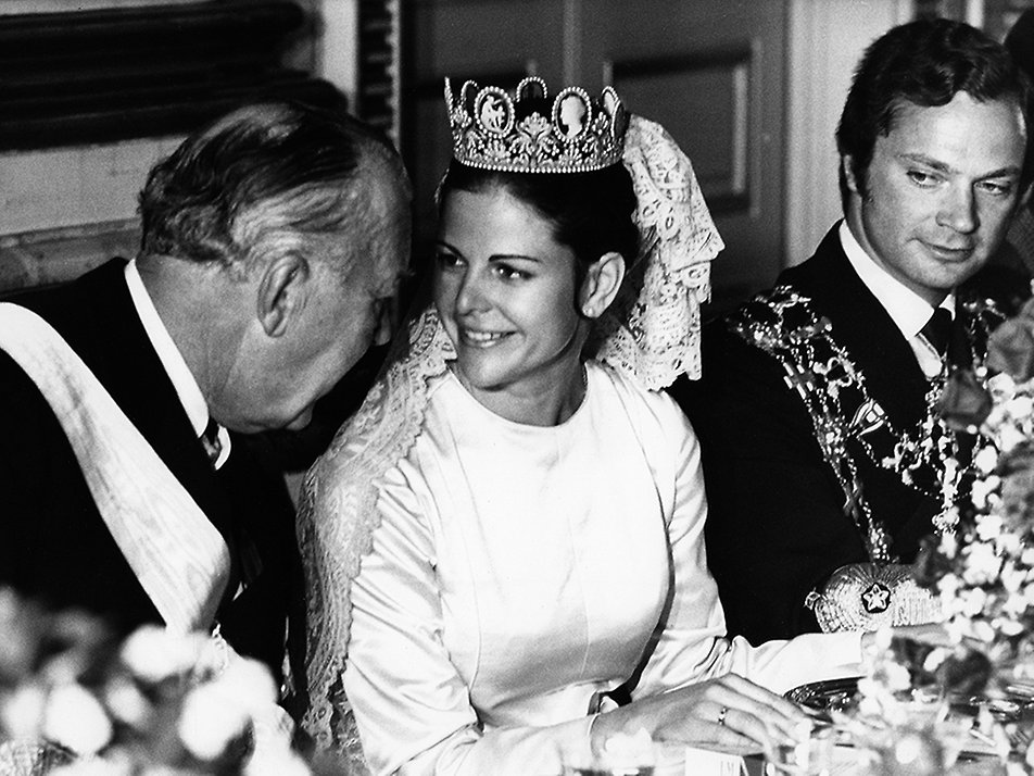 Drottningen i samspråk med prins Bertil i samband med bröllopslunchen.