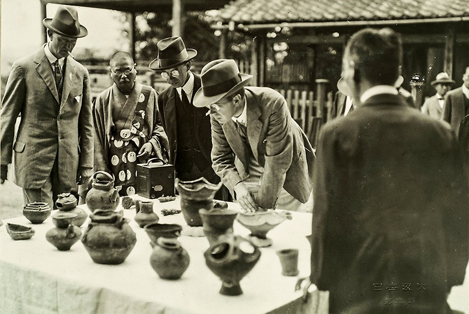 Gustaf VI Adolfs resa i Japan 1926. Utställda antikviteter i Ishiyama. Reprofoto: Alexis Daflos. 