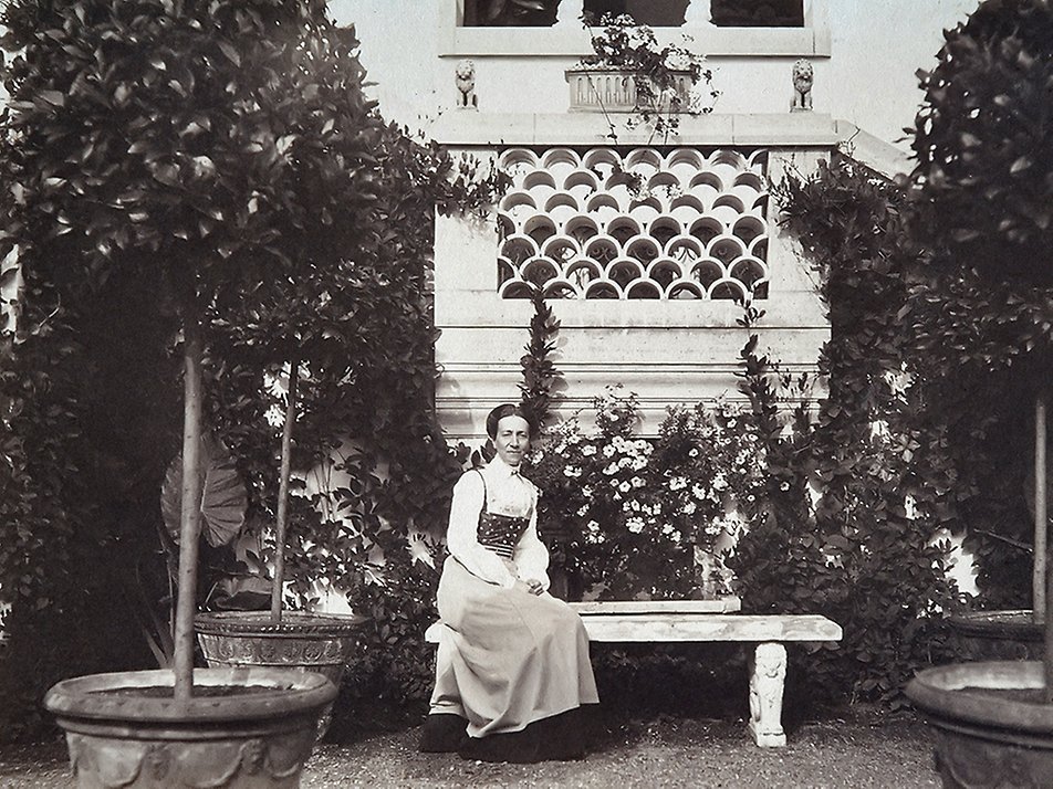 Kronprinsessan Victoria i Ölandsdräkt vid Sollidens slott sommaren 1906. Kronprinsessan Victoria förvärvade 1903 ett område vid Borgholms slott och lät efter Torben Gruts ritningar uppföra Sollidens slott, en italienskt inspirerad villa av sten. 