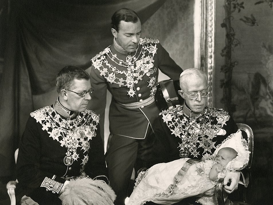 Fyra generationer: Kung Gustaf V, kronprins Gustaf (VI) Adolf, prins Gustaf Adolf och prins Carl (XVI) Gustaf. Fotografiet taget i samband med prins Carl (XVI) Gustafs dop den 7 juni 1946 i Slottskyrkan, Kungliga slottet. 