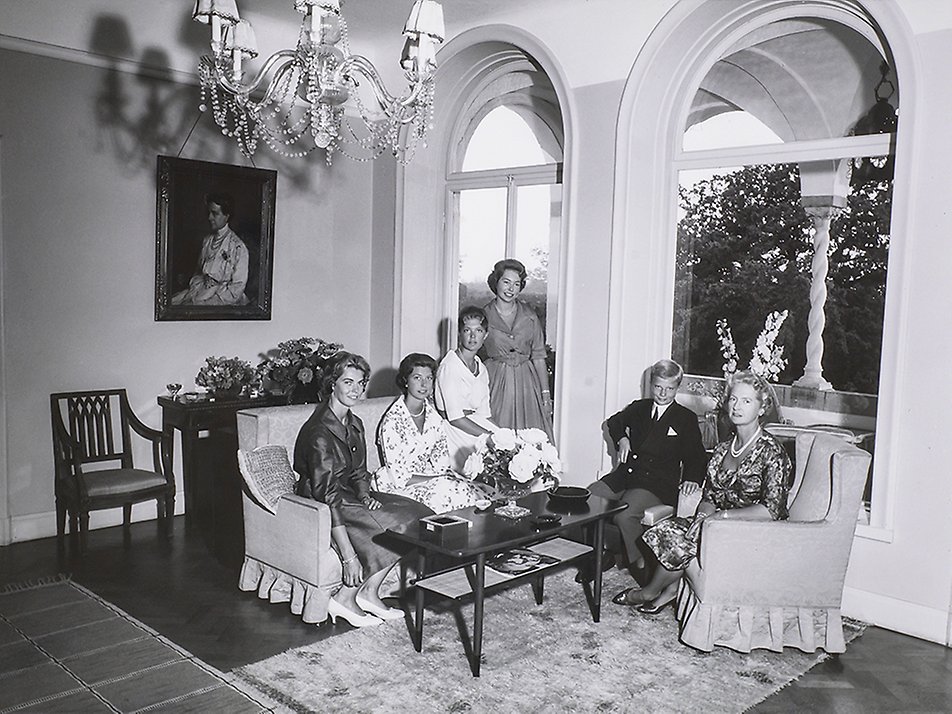 Prinsessan Sibylla tillsammans med sina barn, ett julkort från 1959. 