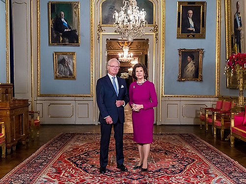 Kungen, som vanligtvis överlämnar priserna i Stockholms konserthus, sände i år en digital hälsning till pristagarna från Bernadottegalleriet i Kungliga slottet. Bakom Kungaparet syns porträtt av Oskar II och Gustaf V, de två första kungarna att dela ut Nobelpriserna. 