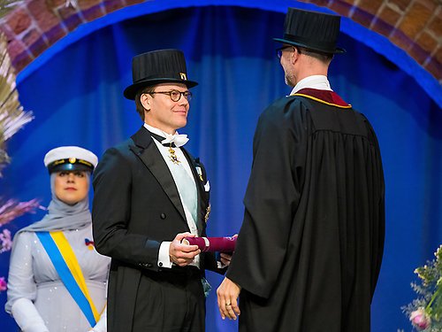 Prins Daniel mottar sitt hedersdoktorat.
