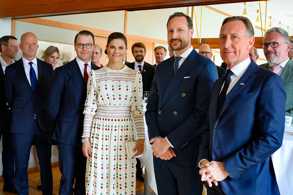 The Crown Princess Couple and Crown Prince Haakon with representatives from Swedish and Norwegian businesses. To the right is Jan-Olof Jacke, CEO of the Confederation of Swedish Enterprise. 