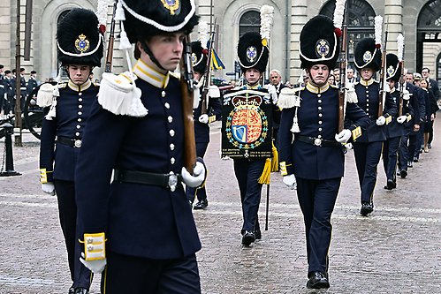 Drottning Elizabeth II:s serafimersköld förs i procession från Kungl. Slottet till Riddarholmskyrkans kor. 