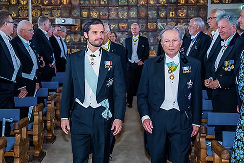 Prins Carl Philip anländer till Riddarhuset tillsammans med Erik Norberg från Kungliga Patriotiska Sällskapets styrelse.