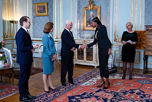 Botswanas ambassadör Chandapiwa Nteta hälsar på Kungen vid ankomsten till diplomatmottagningen på Kungliga slottet. 