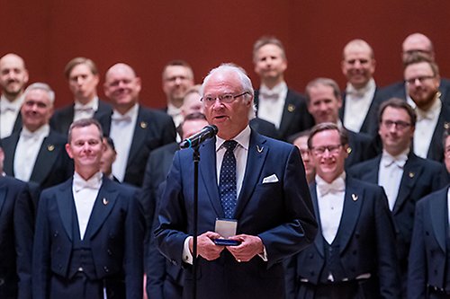 Under konserten tog Kungen emot Orphei Drängars jubileumsmedalj för sitt 50-åriga medlemskap i sångsällskapet. 