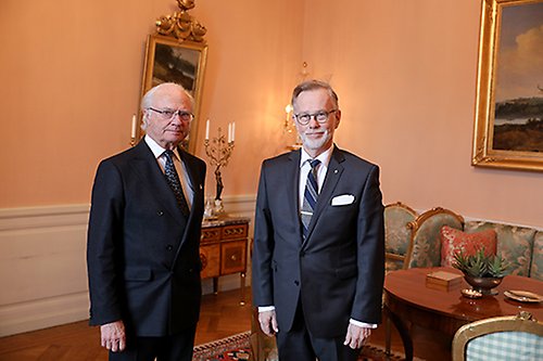 Kungen och Kungl. Vetenskapsakademiens ständige sekreterare Göran K. Hansson. 