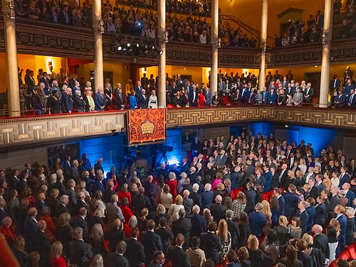 Publiken i Stockholms konserthus hälsar Kungaparet.