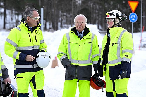 Kungen tillsammans med Trafikverkets generaldirektör Roberto Maiorana och projektchef Camilla Magnusson. 