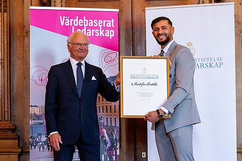 Mustafa Aboutaka från Helsingborg var en av dem som fick ta emot Kompassrosstipendiet ur Kungens hand vid ceremonin på Kungl. Slottet. 