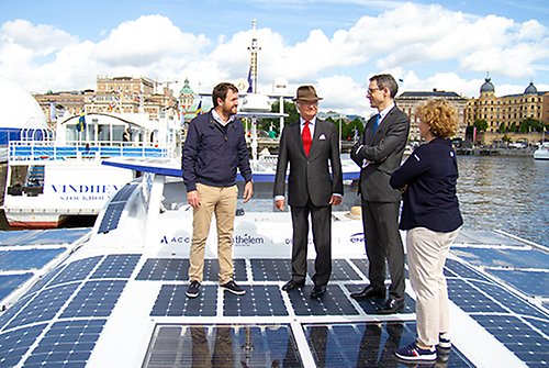 Kungen på fartygets tak tillsammans med Victorien Erussard, Jérôme Delafosse och Cathy Noguez från Energy Observer. 