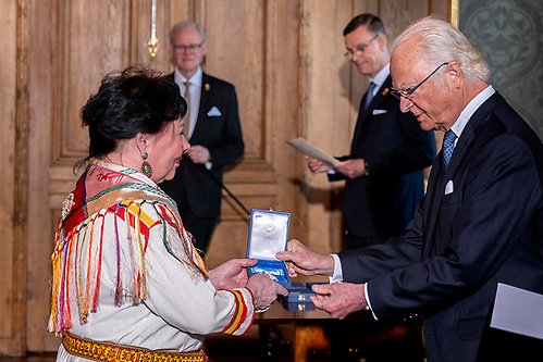 Åsa Simma receives her medal from The King, in recognition of significant contributions within Sami performing arts. 